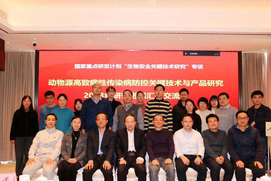 一群人站在一起合影描述已自动生成