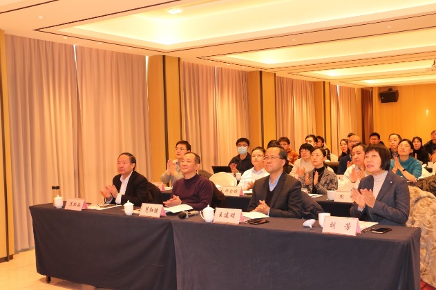 会议室里的人们描述已自动生成